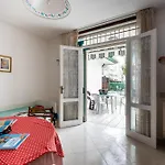 Luminous With Garden דירה ביביונה