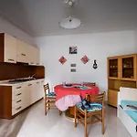 דירה Luminous With Garden ביביונה