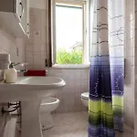 Luminous With Garden דירה